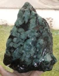 Smaragd in Matrix Kristallschädel-Skulptur aus Brasilien