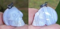 kleiner blauer Chalcedon Kristallschädelanhänger ca. 7 g