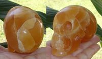 kleiner Orangencalcit Kristallschädel