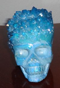 blauer Feen Kristallschädel 660 g Spitzen