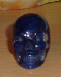 kleiner blauer Sodalith Kristallschädel 35 g