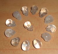 Set aus 13 kleinen Bergkristallschädeln
