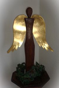 großer Engel Holz Eiche Handarbeit goldene Flügel